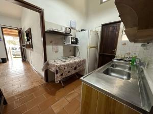 巴拉德尔楚Casa grande 3 dormitorios playa alvorada的厨房配有水槽和冰箱