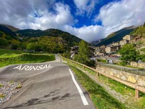 阿林萨尔Vistas Al Valle De Arinsal 434 - Caminando a Pistas 1 MINUTO - 1Parking的山村里一条空的路