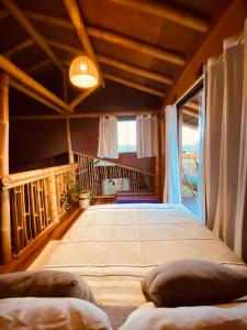 戈亚斯州上帕莱索Casa Lobo-guará的一间卧室,卧室内配有一张大床