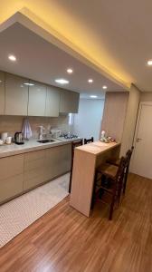 巴热Elegante Apartamento, com ótima localização, na principal avenida de entrada em Bagé的一间厨房,里面配有桌椅