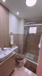 巴热Elegante Apartamento, com ótima localização, na principal avenida de entrada em Bagé的带淋浴、卫生间和盥洗盆的浴室