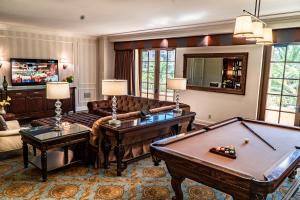 拉斯维加斯Green Valley Ranch Resort Spa Casino的客厅配有沙发和2张台球桌