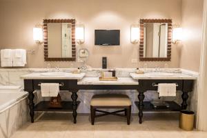 拉斯维加斯Green Valley Ranch Resort Spa Casino的浴室设有2个水槽和2面镜子