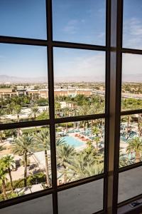 拉斯维加斯Green Valley Ranch Resort Spa Casino的从带游泳池的度假村窗户欣赏美景