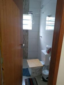 瓜鲁柳斯casa na praia Itanhaém的一间带卫生间和窗户的浴室