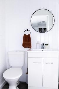 达格维尔Rustic Rails Accommodation的白色的浴室设有卫生间和镜子