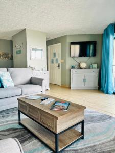 默特尔比奇Gorgeous OceanView-Jacuzzi ChelseaHouse的带沙发和咖啡桌的客厅