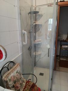 米兰Cara Revello的浴室里设有玻璃门淋浴