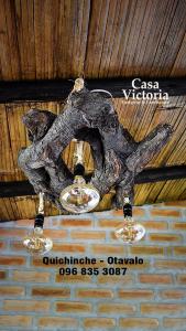 奥塔瓦洛Casa Victoria, habitaciones y zona de camping的吊灯挂在建筑物的天花板上
