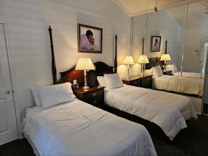 Alhatti Christian Resort客房内的一张或多张床位