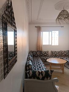 瓦尔扎扎特Appartement Sariq Ouarzazate的客厅配有沙发和桌子