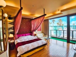 大分SKY PARADISE スカイパラダイス　ラクエン的一间卧室设有一张大床和一个大窗户