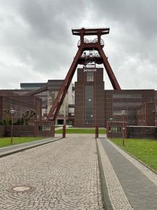 埃森Nachbar des Weltkulturerbes Zeche Zollverein! GE1R的建筑前方的大金属结构