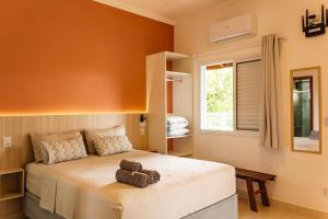 乌巴图巴Solarium Flats Itagua - Ubatuba SP的一间卧室设有一张大床和一个窗户。