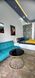邦美蜀SKY HOMESTAY的客厅配有蓝色的沙发和床。