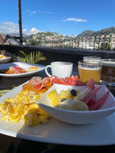 基多Hostal La Guayunga RoofTop的桌上的一盘早餐食品