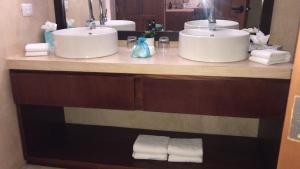 梅里达Boutique Casa Azuli Santiago的浴室设有2个水槽和2面镜子