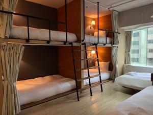 台北小公馆人文旅舍的一间卧室配有两张双层床。