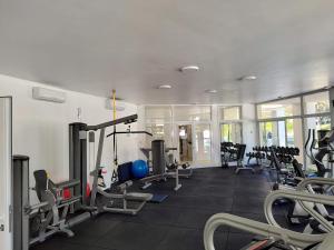 埃斯特角城Green Park Punta del Este的健身房拥有许多跑步机和机器