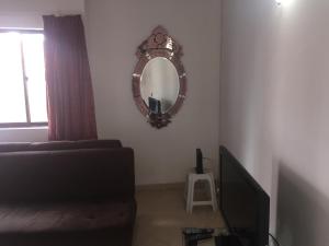麦德林Bueno y amplio apartamento en el barrio mas cool del Mundo , Laureles的客厅配有镜子和沙发