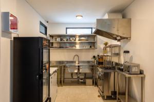 坎古Paripadi Studio Canggu的厨房配有不锈钢用具和水槽