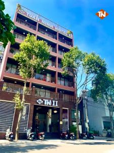 昆岛Tuấn Ninh Hotel II的停在前面的摩托车建筑