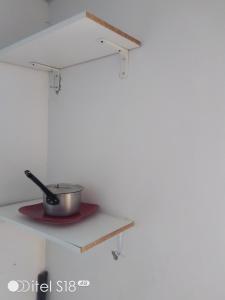 卢萨卡AKs的厨房架上配有炉灶上的锅