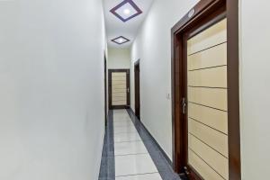 ThānesarCollection O Hotel Amigo的走廊上设有门,铺有瓷砖地板