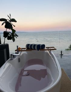 道伊斯Epic Suites Bohol ADULTS ONLY的海景白色浴缸