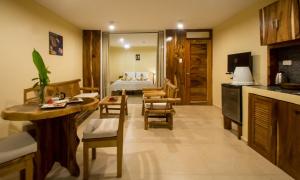长滩岛长滩岛阿莫公寓的一间带厨房的客厅和一间卧室