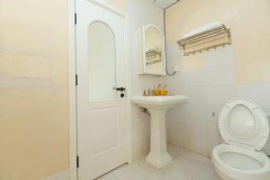 ShuijiaoSunny Apartment, minutes to beach的白色的浴室设有卫生间和水槽。