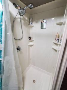 WarnerTranquil 4br lakefront home with wrap around deck的带淋浴和盥洗盆的白色浴室