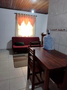 蒙特韦尔迪Chalés lima的客厅配有木桌和沙发