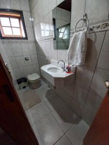 蒙特韦尔迪Chalés lima的一间带水槽和卫生间的浴室