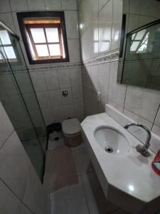 蒙特韦尔迪Chalés lima的一间带水槽和卫生间的浴室以及窗户。