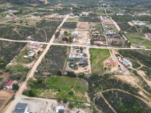 瓜达鲁佩镇Ecovino Valle de Guadalupe的享有村庄的空中景致,设有房屋