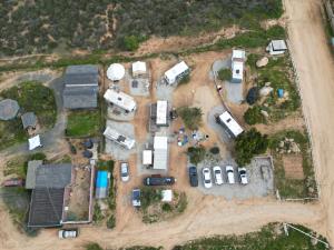 瓜达鲁佩镇Ecovino Valle de Guadalupe的享有农场空中景色,设有停车场