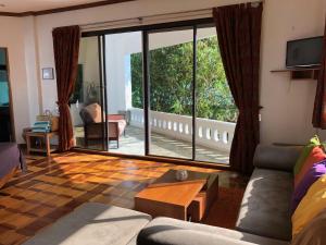 长滩岛Argonauta Boracay Apartment Suites and Villas的带沙发和大窗户的客厅