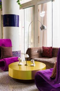 曼谷The Fig Lobby的客厅配有黄色桌子和紫色椅子