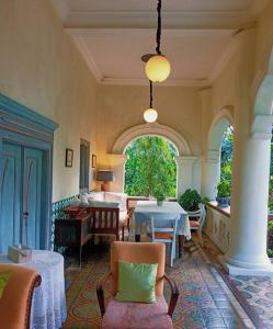 KalasanHidden Paradise - Budi Susanto的一间带桌子的客厅和一间卧室