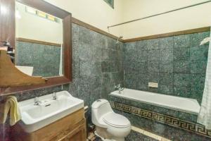KalasanHidden Paradise - Budi Susanto的浴室配有盥洗盆、卫生间和浴缸。