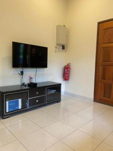 怡保1248温馨民宿的客厅的墙上配有平面电视。