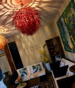 阿皮亚萨摩亚瓦伊酒店的客厅配有沙发和红色吊灯。