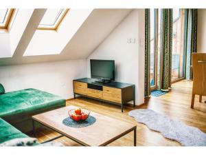 上陶恩Apartment in Hohentauern with sauna的一间带电视和桌子的客厅