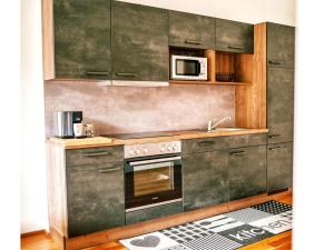 上陶恩Apartment in Hohentauern with sauna的厨房配有炉灶和微波炉。