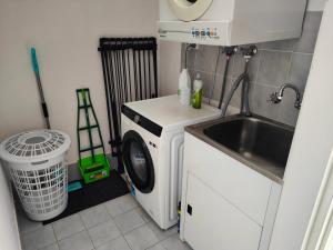 堪培拉Tuggeranong Short Stay #07C - Sleeps 6的小厨房配有洗衣机和水槽