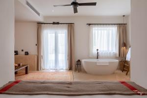 中卫南岸中卫度假酒店的一间带浴缸的浴室,位于带窗户的客房内