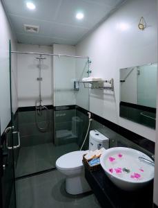 宁平TamCoc Golden Shine Homestay的带淋浴、卫生间和盥洗盆的浴室