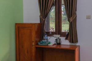 塞姆博伦拉旺Bale Gantar的客房设有窗户和带搅拌机的桌子