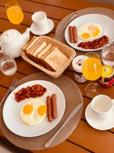 Felidhoo Vaagali Inn的桌上放有鸡蛋和早餐食品